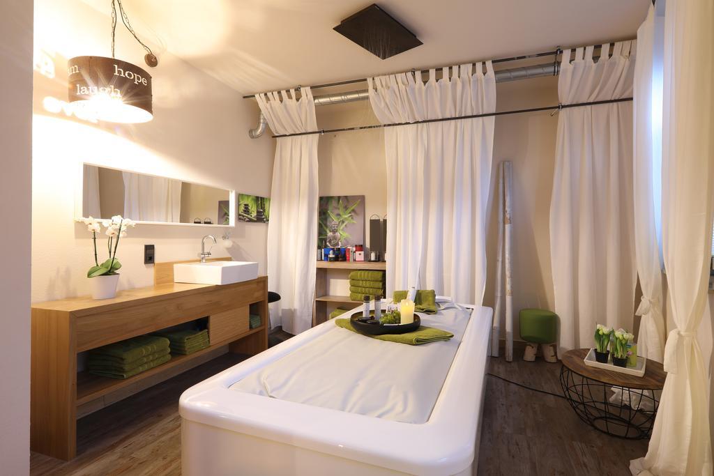 Naegler'S Fine Lounge Hotel โอสตริช-วินเคิล ภายนอก รูปภาพ